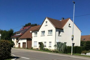 Heuberggemeinde Mahlstetten - Wohnhaus mit Scheuer u.Garagen und großen Garten