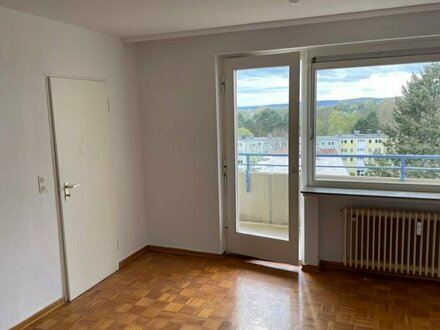 Großzügige und günstige 1 Zimmer Wohnung mit Südbalkon und Weitblick - sofort frei!