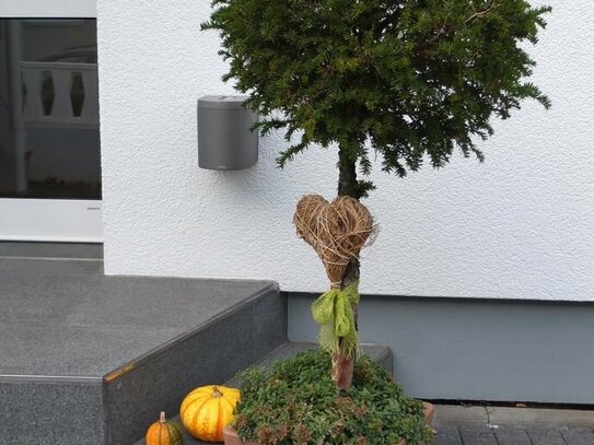 Hochwertige EG- Wohnung mit gr. Balkon, zeitgemäß, ruhig, mit Blick ins Grüne