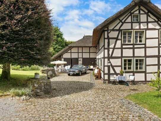 Zeitreise im Grünen: Historisches Bauernhaus mit Reetdach und kleinem Pferdestall in Monschau-Widdau