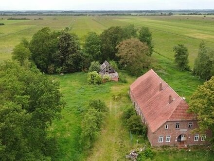 immo-schramm.de: 300 m zurücklgd. Hofstelle mit beeindruckend gr. Bauernhaus, 15 ha Land