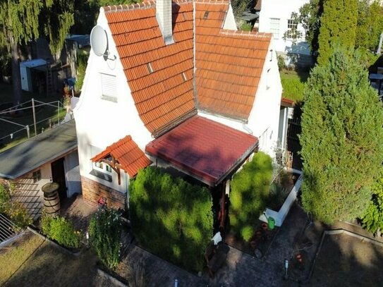 Charmantes Haus mit Pool auf großem Grundstück: Ihr neues Zuhause!