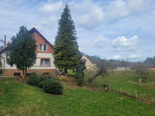 Großzügiges Einfamilienhaus mit Möglichkeit z. Ferien- o. Einliegerwohnung, u/o ggf. Tierhaltung m. direk.Wald- u. Wies…