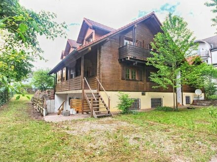 Nachhaltig erbautes, massives Holzhaus mit Wintergarten und Doppelgarage in Bruchköbel