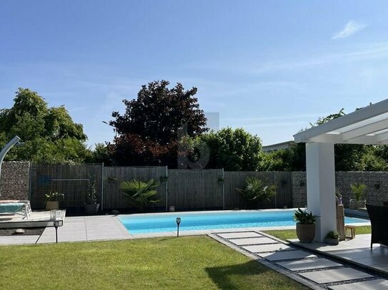 MODERN, MIT POOL UND GARTEN