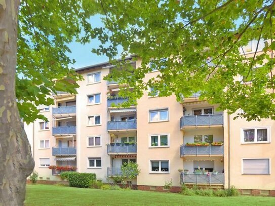 Frankfurt-Eschersheim: Hier lebt man gerne - ansprechende 3 Zi. Wohnung & Balkon - ruhige, grüne Wohnlage