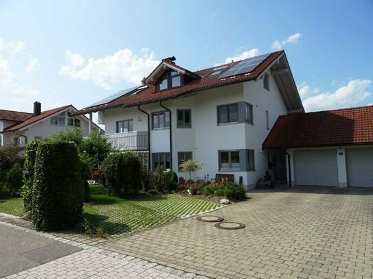 wunderschöne, sonnige 3 Zimmer DG-Wohnung mit Balkon, Einbauküche und Bergblick ca. 75m², 2021 NEU