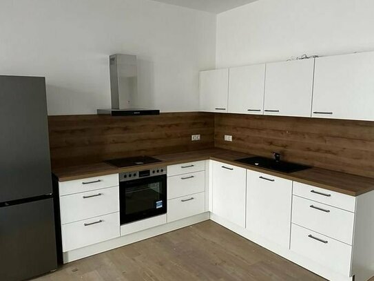 NEU sanierte 4RW mit Einbauküche, 2 Bäder, Balkon, Fahrstuhl und Stellplatz