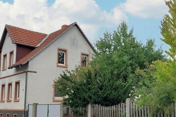 Vielseitiges Anwesen: Haus mit Nebengebäuden & Platz für neue Wohneinheiten auf großem Grundstück!