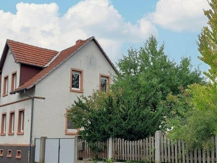 Vielseitiges Anwesen: Haus mit Nebengebäuden & Platz für neue Wohneinheiten auf großem Grundstück!