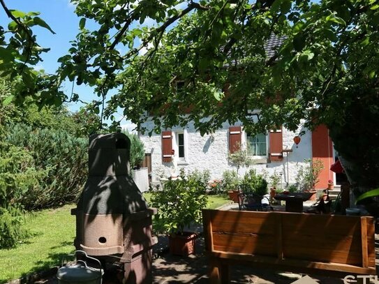 Sternstunde für Individualisten - Saniertes Bahnwärterhaus mit Anbau, wunderschönem Garten, zwei Garagen und drei Carpo…