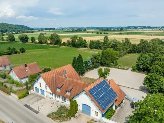 Enormes Platzangebot in einem traumhaften Wohnhaus mit Pool und Anbau mit zwei separaten Wohnungen, Reitstall und Koppe…