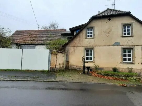 Zwangsversteigerung eines Grundstücks mit Wohnhaus (Rohbau) und Scheune