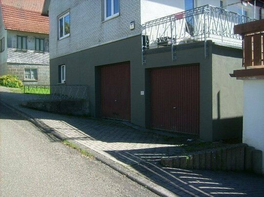 Zweifamilienhaus mit 2 Garagen in Loßburg- Wittendorf!