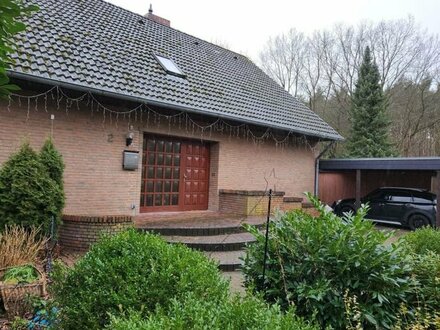 Zweifamilienhaus mit vielseitigen Nutzungsmöglichkeiten und schönem Garten in Adendorf