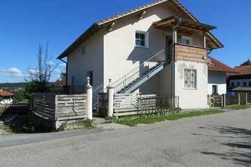 Einfamilienhaus mit Einliegerwohnung in ruhiger Höhenlage einer kleinen Ortschaft mit Fernsicht zum Arber und Rachel Nähe Regen