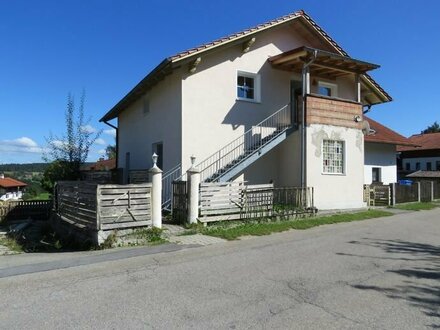 Einfamilienhaus mit Einliegerwohnung in ruhiger Höhenlage einer kleinen Ortschaft mit Fernsicht zum Arber und Rachel Nä…