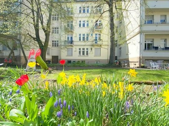 Familie hat es gut - Garten mit großen Linden