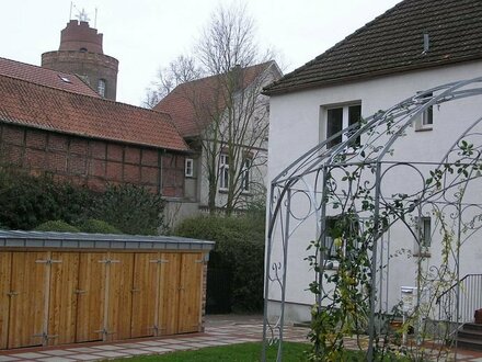 NETTE KLEINE WOHNUNG im OG; Zentraler in Lüchow geht es nicht, trotzdem ruhig. Schöner Garten mit Gemeinschaftssitzpatz…