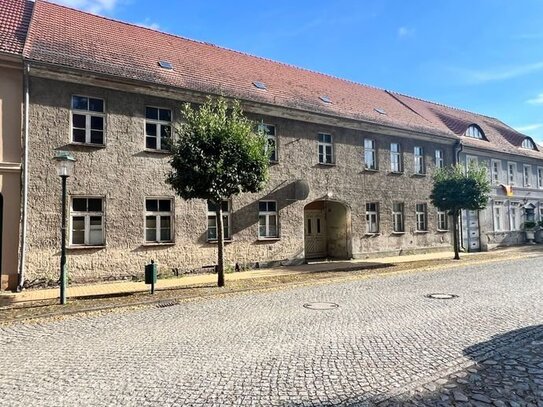 KRASS/Historische Schule am Marktplatz von Liebenwalde in BB: Einmalige Gelegenheit für 11 Wohnungen