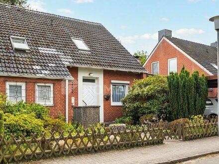 Schöne DHH mit Terrasse, Garten, Garage sowie weiteren Stellplätzen in Henstedt-Ulzburg zu verkaufen