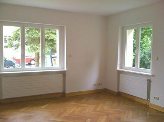 ~ 5-Zimmer-Wohnung mit Einbauküche / Grün und ruhig in der Stadt! ~