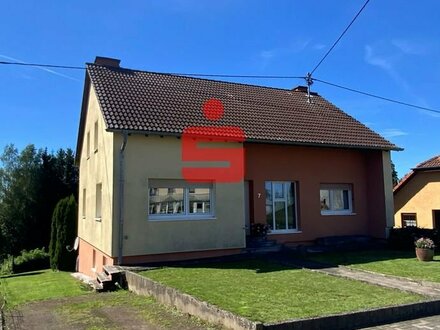 Einfamilienhaus mit Garage und weitläufigem Grundstück