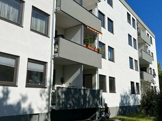 Erstbezug nach Sanierung in einer 4 Zimmer Wohnung mit großem Balkon & eigenen Garten auf Wunsch !