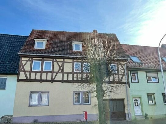 Nur zur Vermietung! Renovierungsbedürftiges Einfamilienhaus mit überbauter Torfahrt und Scheune in Allstedt
