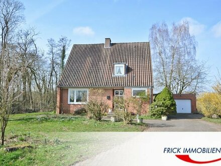 Einfamilienhaus mit Garage und Wiesengrundstück in fast Alleinlage