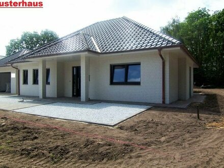 Moderner Neubau-Winkelwalmdachbungalow mit unverbaubarem Blick in Südlage