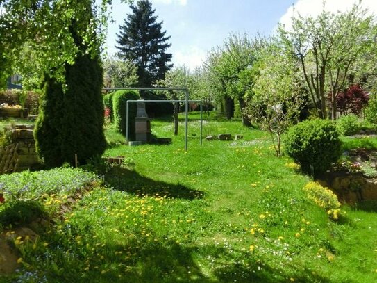 Bauplatz plus gepflegtes vollvermietetes Dreifamilienhaus zu verkaufen !