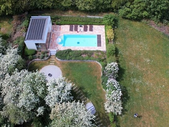 hochwertiges Einfamilienhaus auf großem Grundstück mit Pool in ruhiger Lage bei Rostock