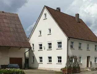 Haus mit Stadel für Werkstatt o.ä. ODER zus. Bauplatz - Fernwärme (Biogas) 90,4 kWh/m²