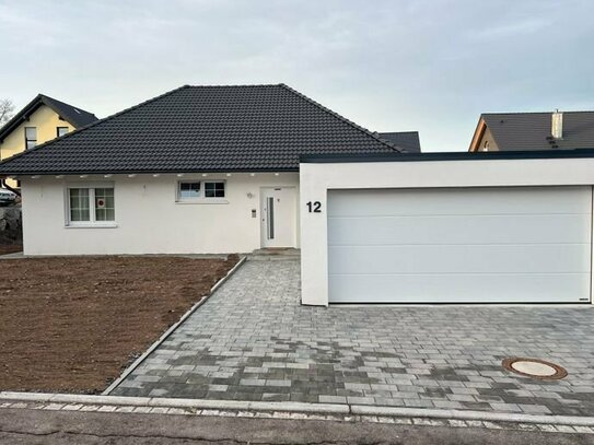 Zu verkaufen Einfamilienhaus mit Doppelgarage, Massivhaus Ziegelsteine, Effizienzhaus, Neubaugebiet mit Alpenblick