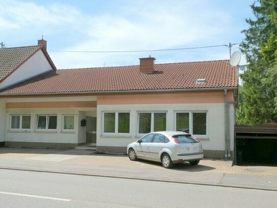 Haus mit 3 Wohnungen, Garage und großem Garten zu verkaufen in Merzig-Brotdorf - A20954