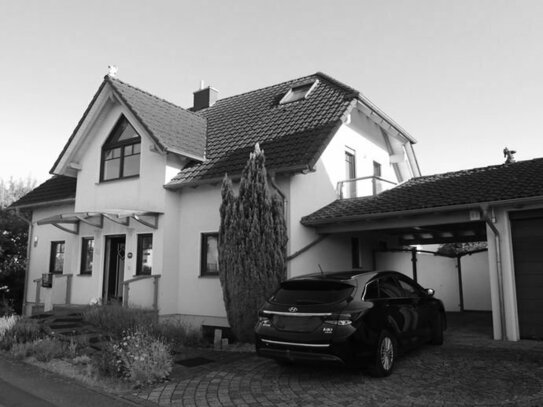 Hochwertiges und großzügiges Einfamilienhaus mit Einliegerwohnung in familienfreundlicher Umgebung!