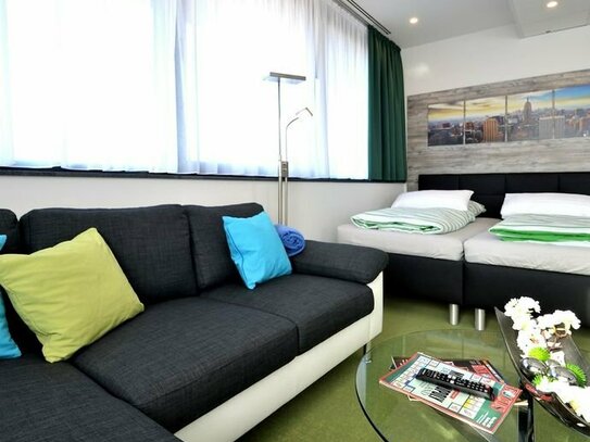 verfügbares 1-Zimmer-Penthouse-Apartment mit Ausblick, komplett ausgestattet, Innenstadt Offenbach