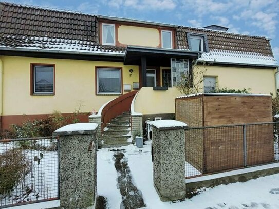 Ein Haus im Haus! Top geschnittene und helle 2-Zimmerwohnung samt Terrasse, Garten und großem Bad!