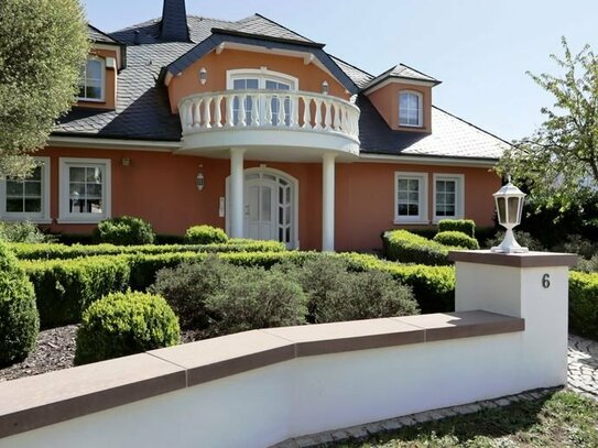 Exquisite Eleganz in Traumlage: Luxuriöse Villa mit idyllischem Garten und Pool nahe Echternach