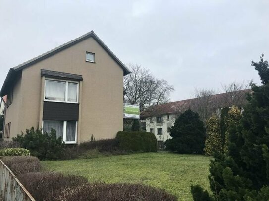 RESERVIERT! Provisionsfrei! Einfamilienhaus mit Garten und Garagen