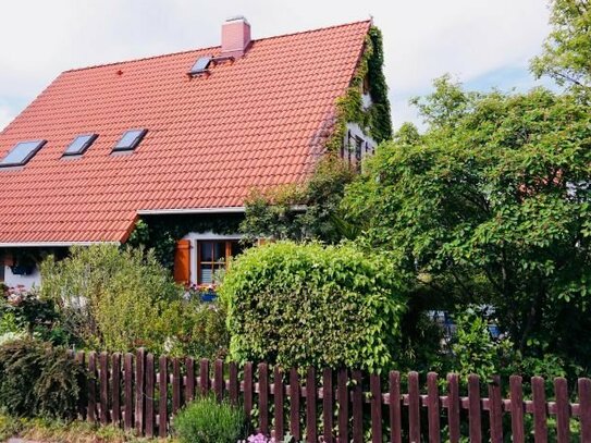 Wohnung mit Haus Charakter mit traumhaften Garten, Garage, Einbauküche und Fußbodenheizung