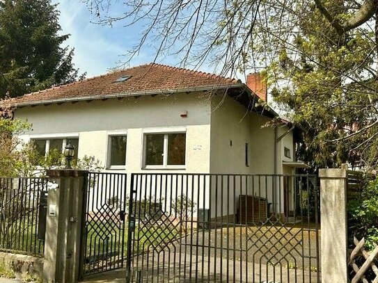 Leben und Arbeiten unter einem Dach im Einfamilienhaus mit Doppelgarage in Zehlendorf
