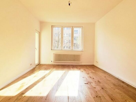 Vermietete und sehr gepflegte 2-Zimmer-Wohnung mit Süd-Loggia und Fahrstuhl im Winterfeldtkiez!