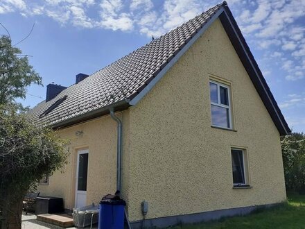 Ruhig und etwas allein in der Landschaft. Hofstelle mit Haus und Nebengebäude an gut ausgebauter ruhiger Straße!