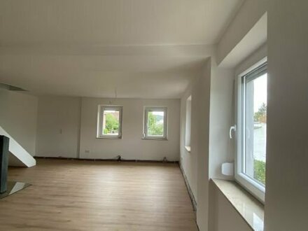 Erst kürzlich komplett saniert: große Maisonette- Wohnung in Lichtenau ab April frei