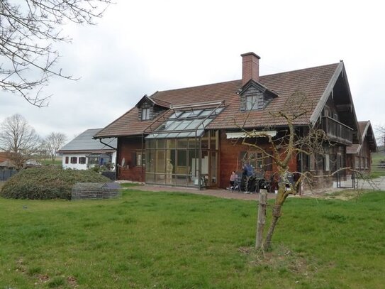 Großzügiges, massives Holzblockhaus mit großem Grundstück