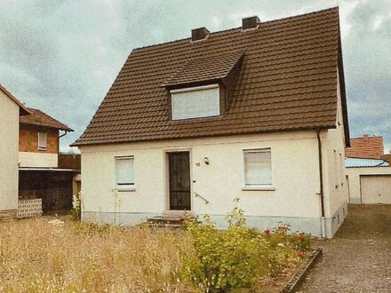 Einfamilienhaus mit Nebengebäude und Garagen