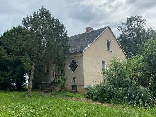 Massiv gebautes und voll unterkellertes Einfamilienhaus im Schnaudertal auf großem Grundstück in absolut ruhiger Lage.