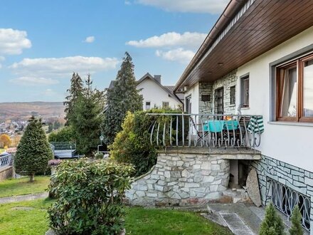 Charmantes Einfamilienhaus im Bungalow-Stil mit herrlichem Blick und großem Grundstück